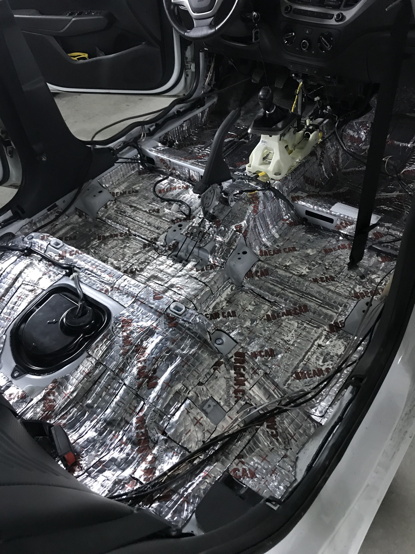 Шумоизоляция хендай солярис 2. Шумоизоляция хендай солярис 1. Шумоизоляция hyundai solaris 2. Шумоизоляция solaris. Шумоизоляция пола солярис 1.