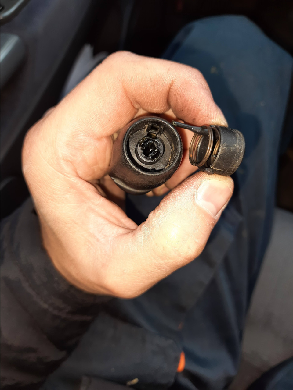 При помощи ножа достал крышку на рычаге ПП. — Citroen C5 (1G)