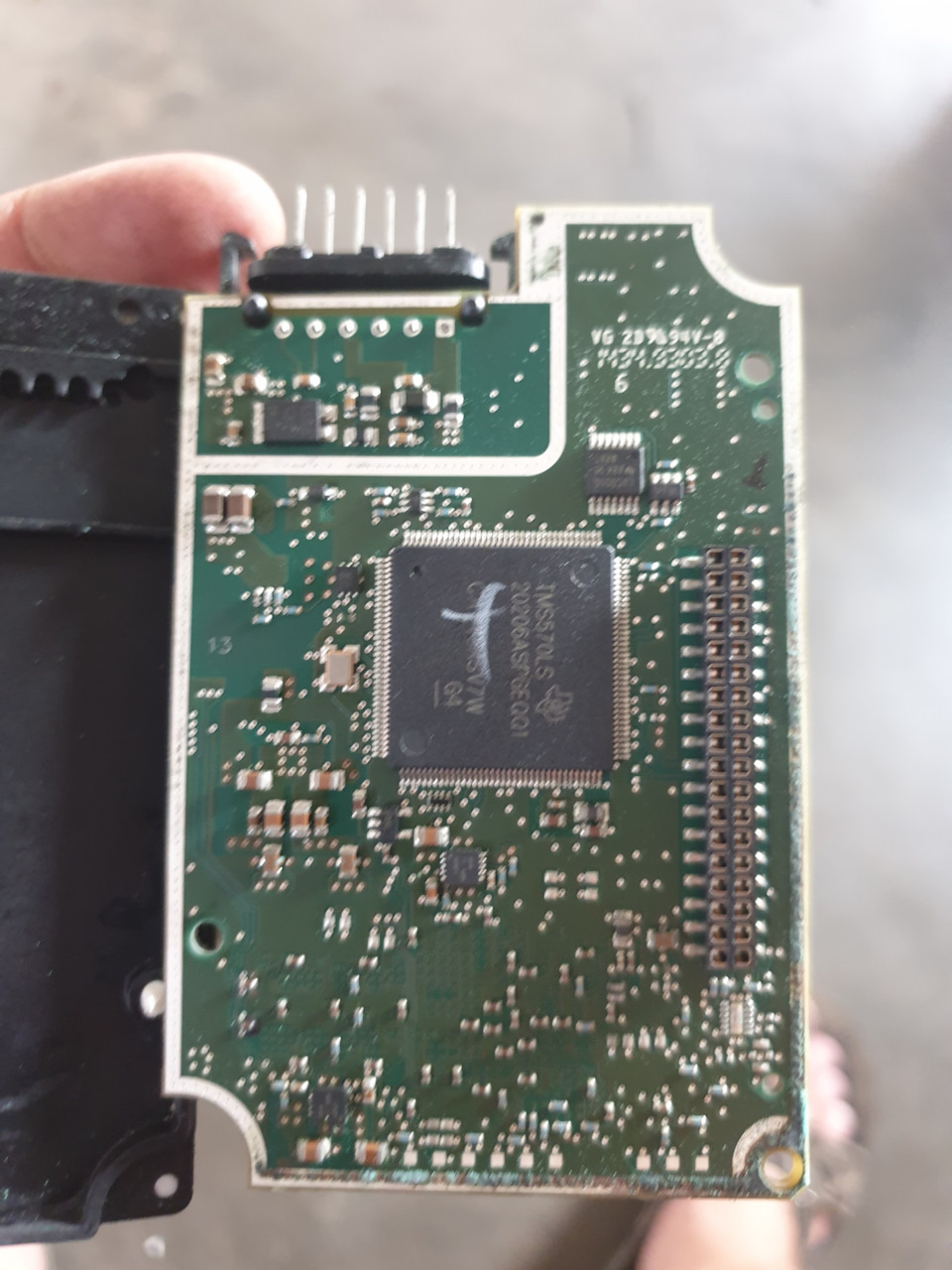 Сгоревший чип аудиокарты. Сгнили платы. Перегорел микрочип в ЗУ. Сгоревшие чипы памяти GDDR фото.