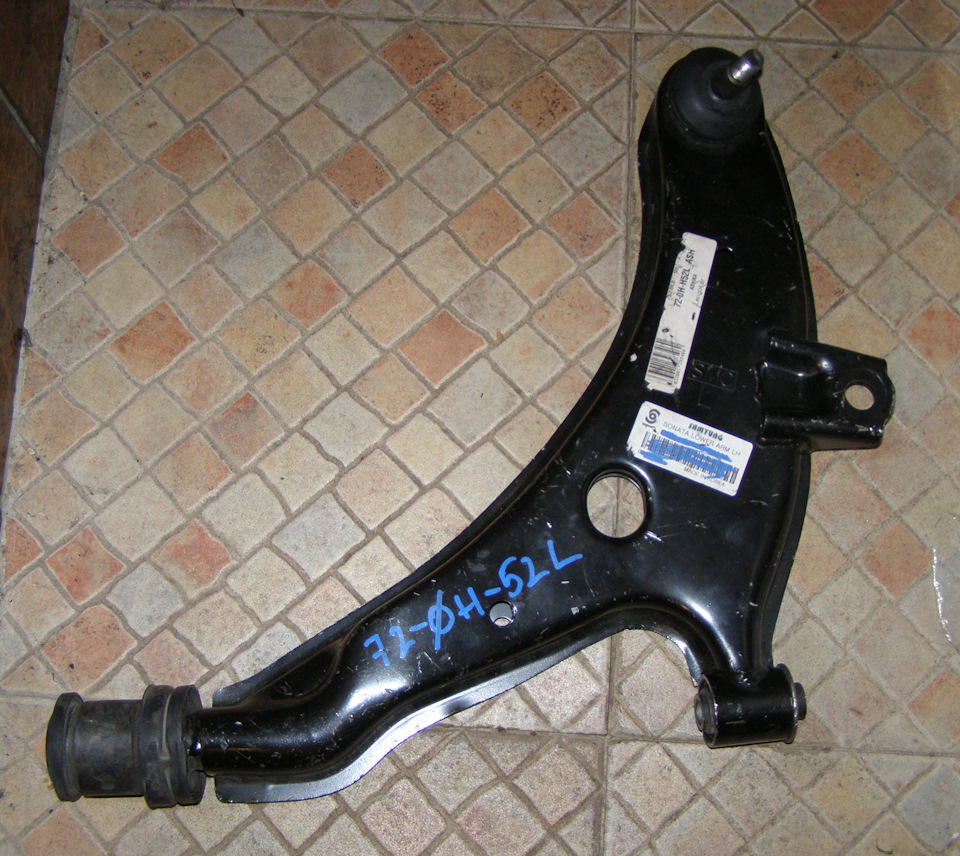 Два рычага Ashika (второй лежит в стороне) — Hyundai Sonata II (Y-2)