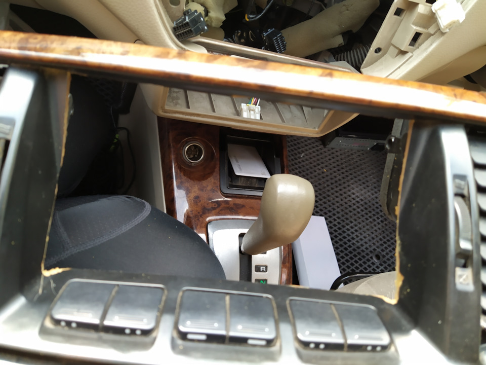 Рамку пришлось подрезать болгаркой и подпиливать напильником — Mitsubishi Cedia