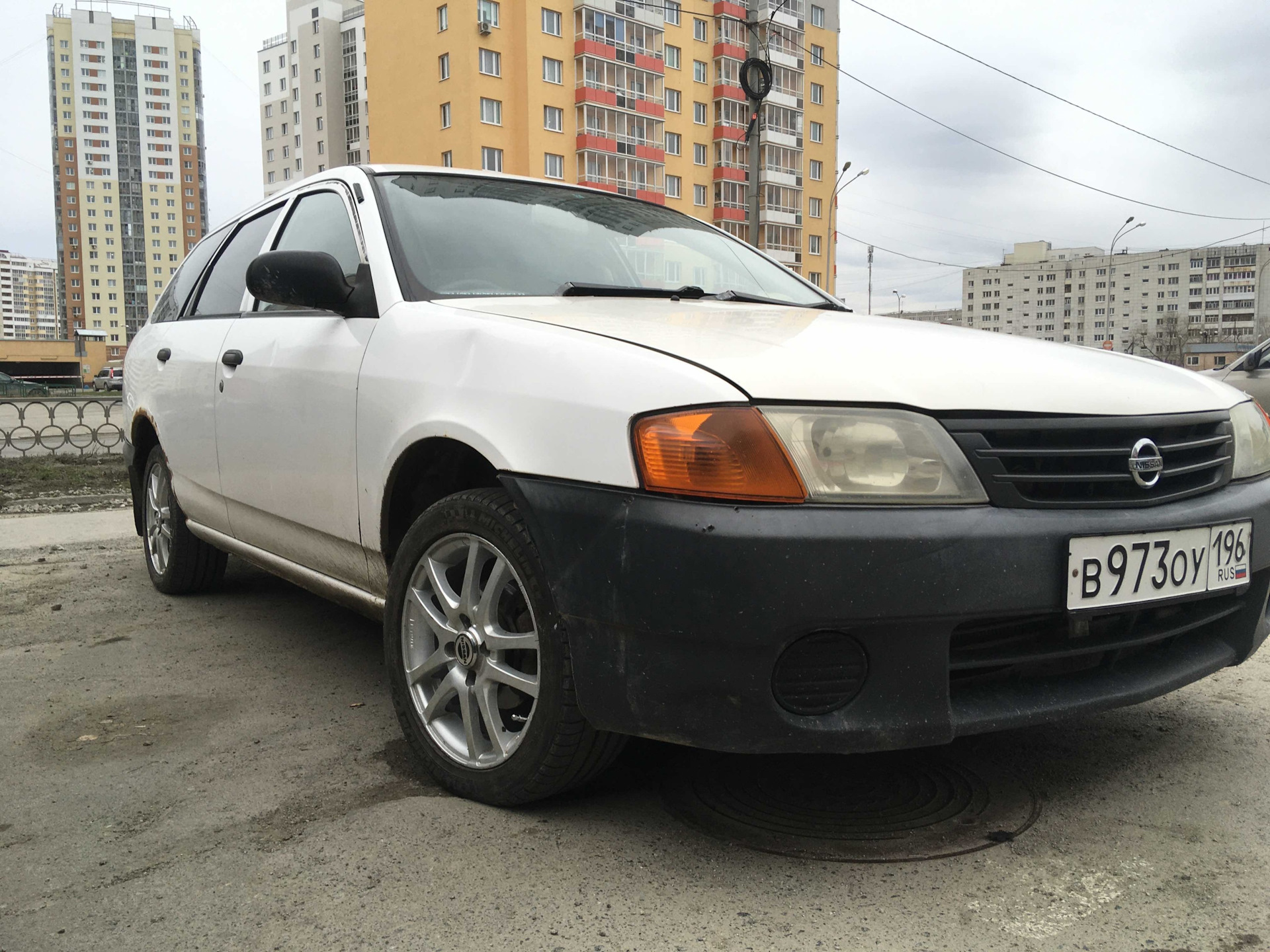 Nissan ad r17. Nissan wingroad y11 белый. Колеса на ниссан ад. Ниссан адэ 2015. Колеса на ниссан ад.