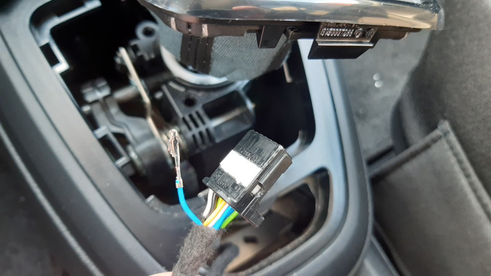 Подключаю провод для подсветки кнопок, питание взял с провода идущего к кнопкам переднего подогрева. — Lada Vesta SW (1G)