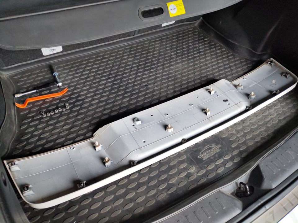5. Пластиковая накладка с обратной стороны. — Geely Emgrand X7