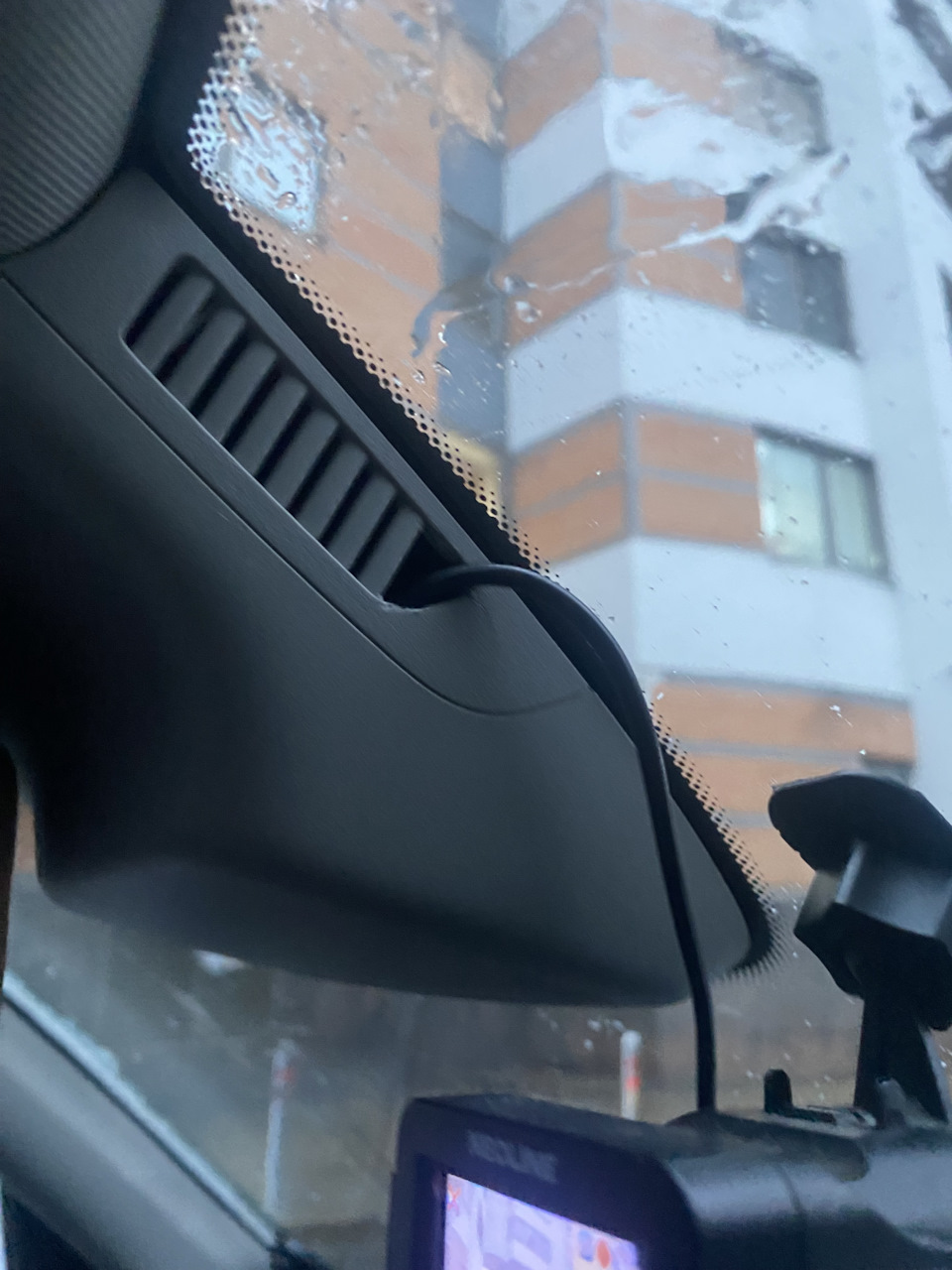 Вырезал «ребро», провел через него провод и подключил к регистратору — Mercedes-Benz GLK-Class (X204)