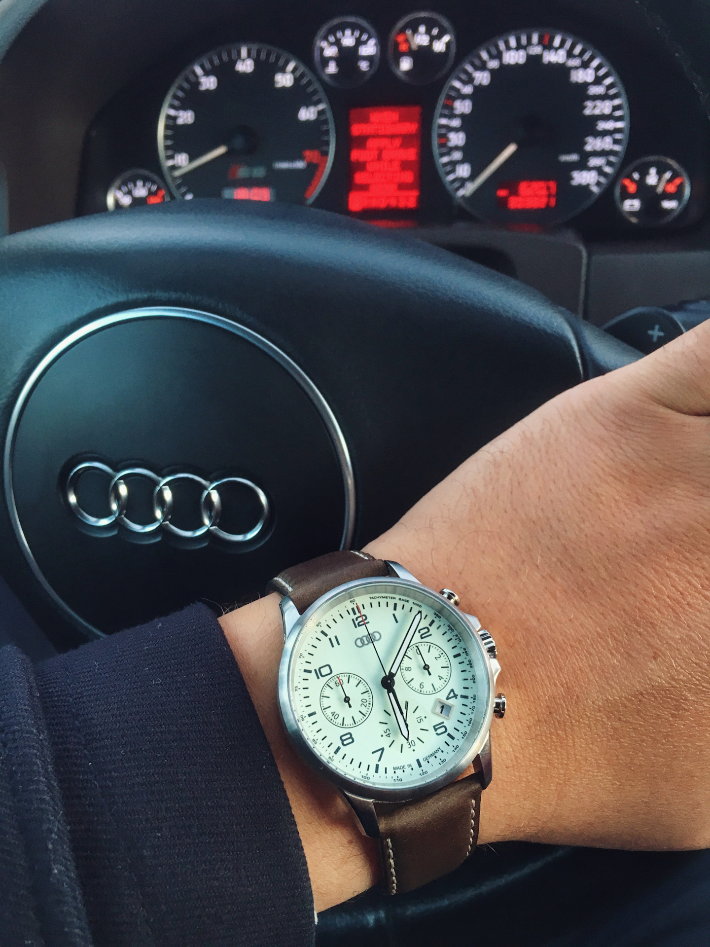 30 часов на машине. Часы Audi point Tec. Часы от Audi q5. Часы Ауди мужские оригинал. Часы Ауди женские.