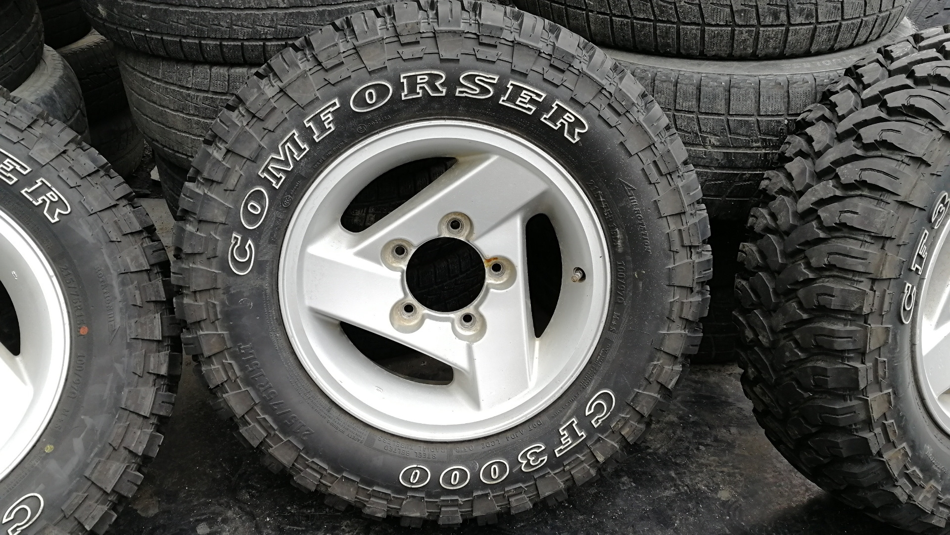 215 75 15. 235/75 R15 на Suzuki. Suzuki Jimny 2020 215/75/15. Колеса 235. 75.Р15 на Сузуки Джимни. Летняя резина 215/75/15 на Сузуки Джимни.