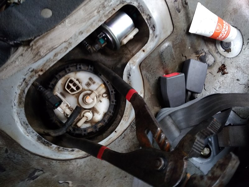 Мои любимые клещи помогают открутить/закрутить крышку — Hyundai Accent (2G)