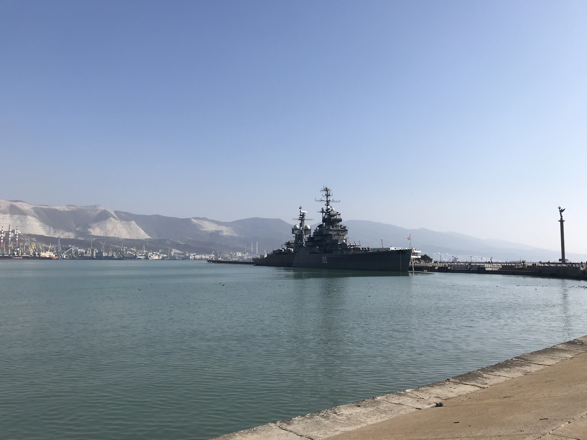 пляж жесть сильная волна,грязная вода люди не боятся,Новороссийск7.08.2022 ( жив