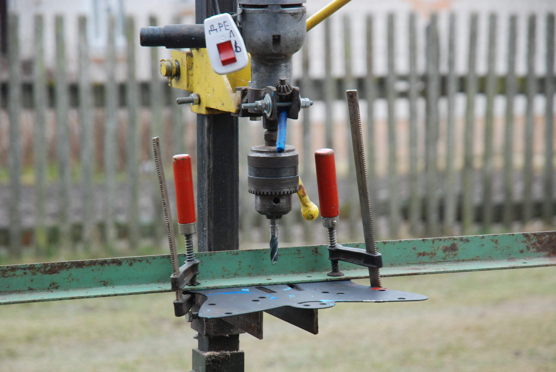 Самодельный сверлильный станок из автомобильного стеклоподъемника: практичное решение для домашней мастерской