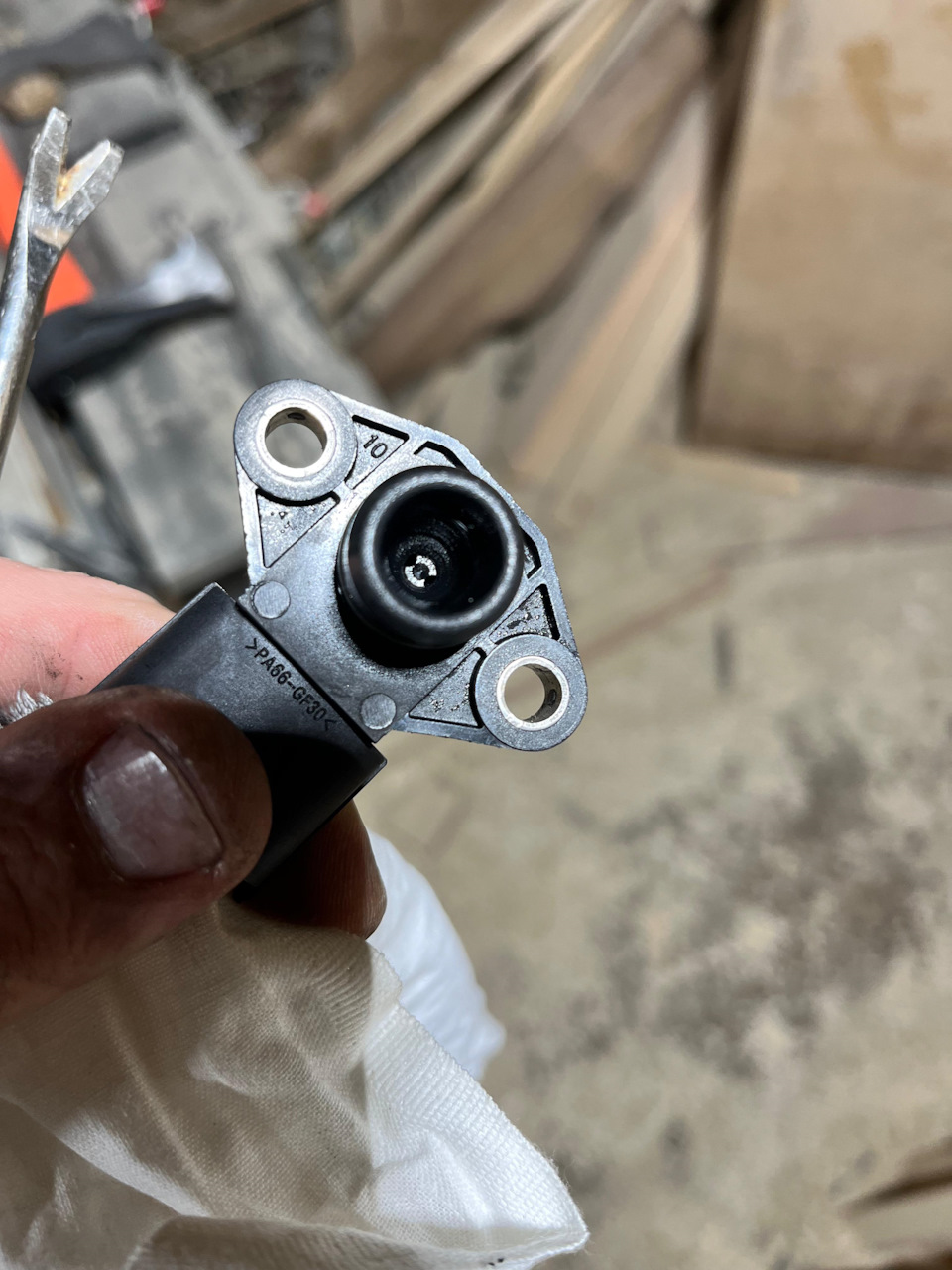 После — KIA Sportage (4G). Запчасти на фото: PA66GF30