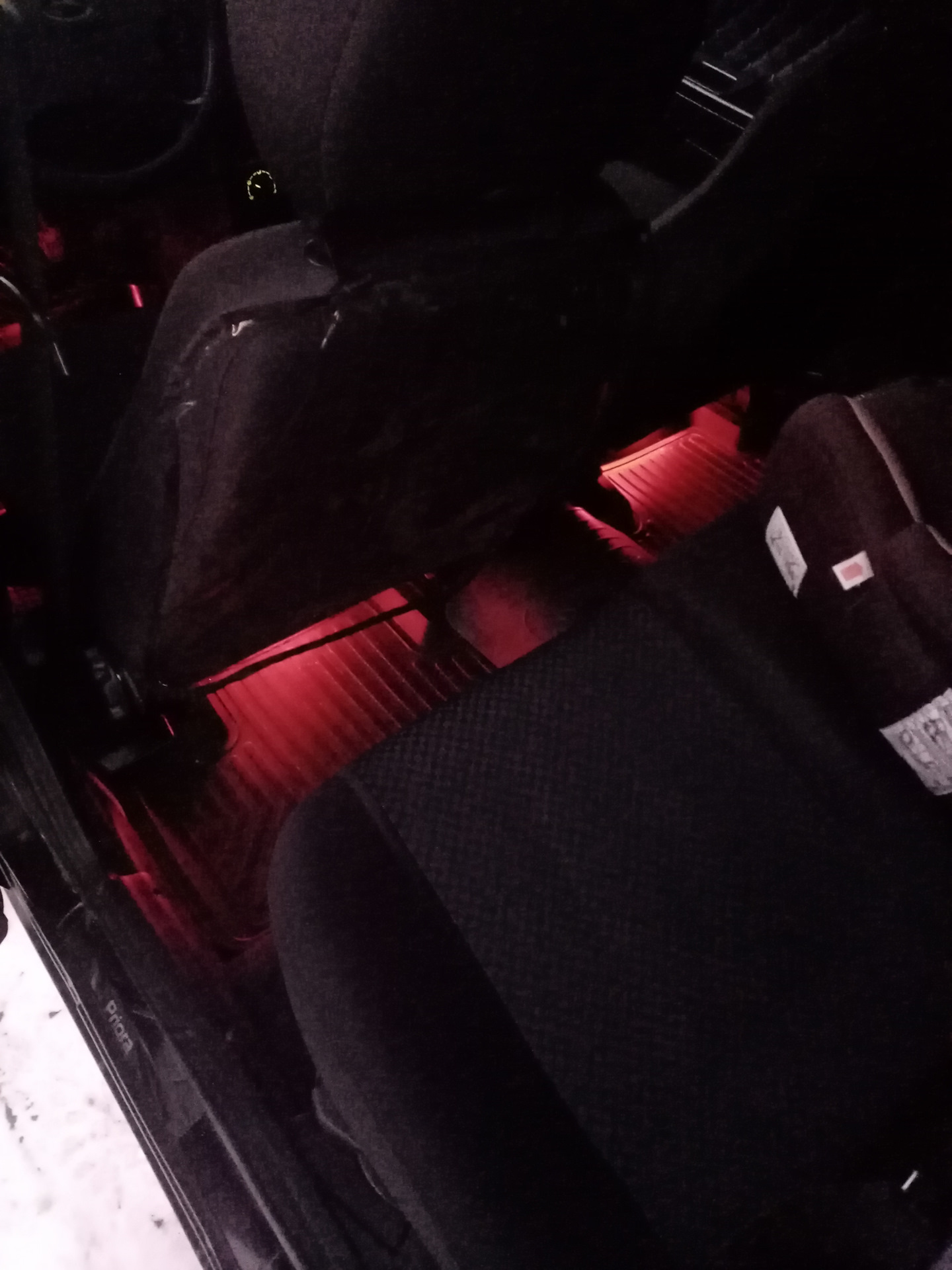 Rgb подсветка в ноги. — Lada Приора хэтчбек, 1,6 л, 2011 года ...
