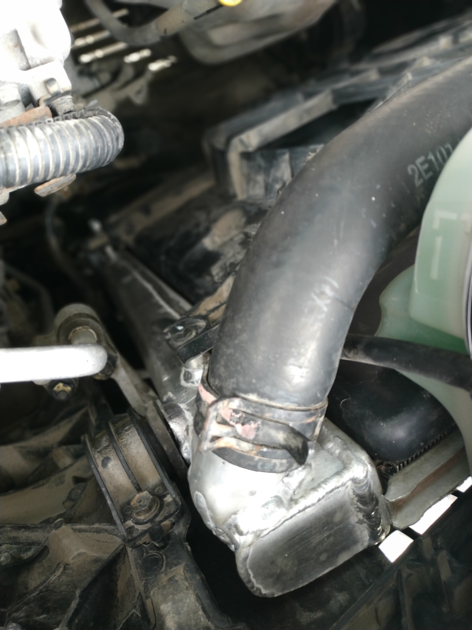 Потек правый бачок радиатора — KIA Sportage (2G), 2 л, 2009 года ...