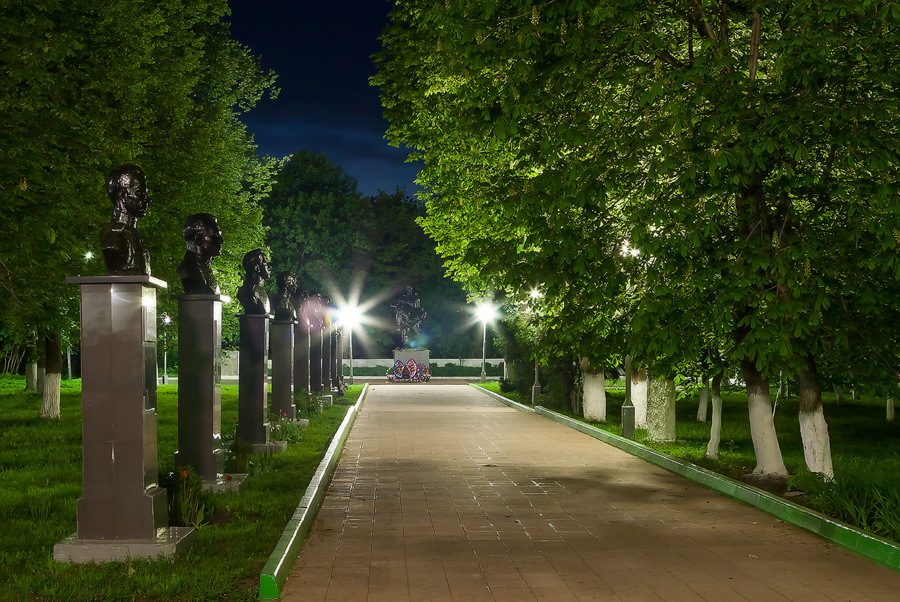 Аллеи белгорода. Аллея героев Рославль. Аллея героев Белгород парк Победы. Белгород аллея героев в парке Победы. Аллея героев город Рославль.