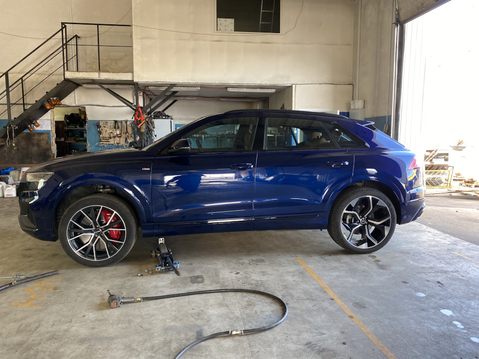 Примерили R22 на суппорта от Rsq8 — Audi Q8, 3 л, 2019 года | колёсные ...