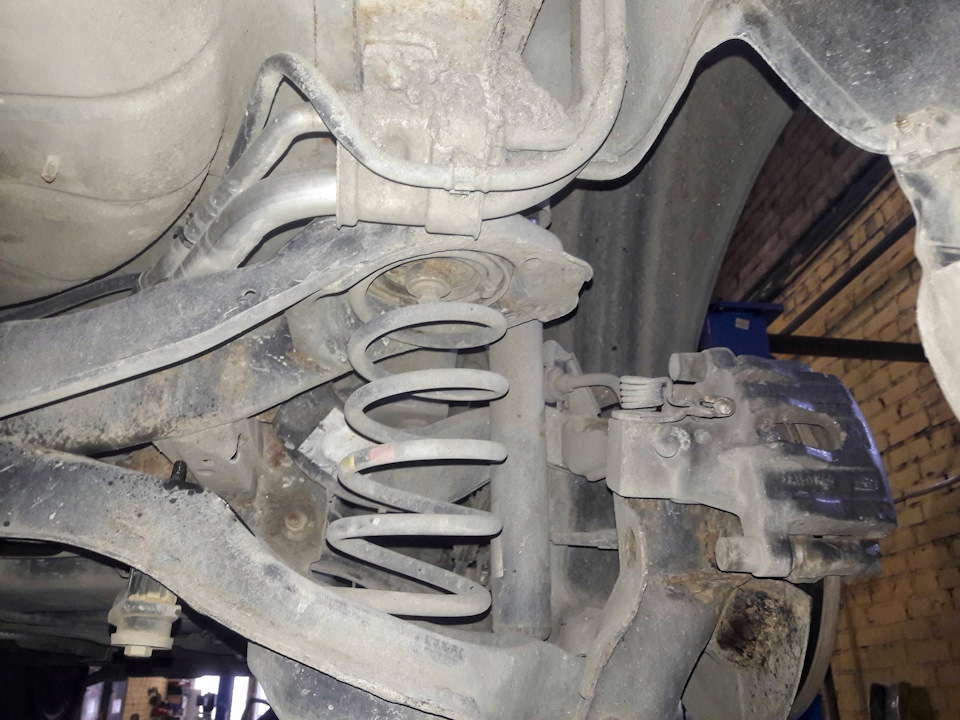 Родные пружинки были вот с такими желто-красными метками ) — Ford Focus Hatchback III