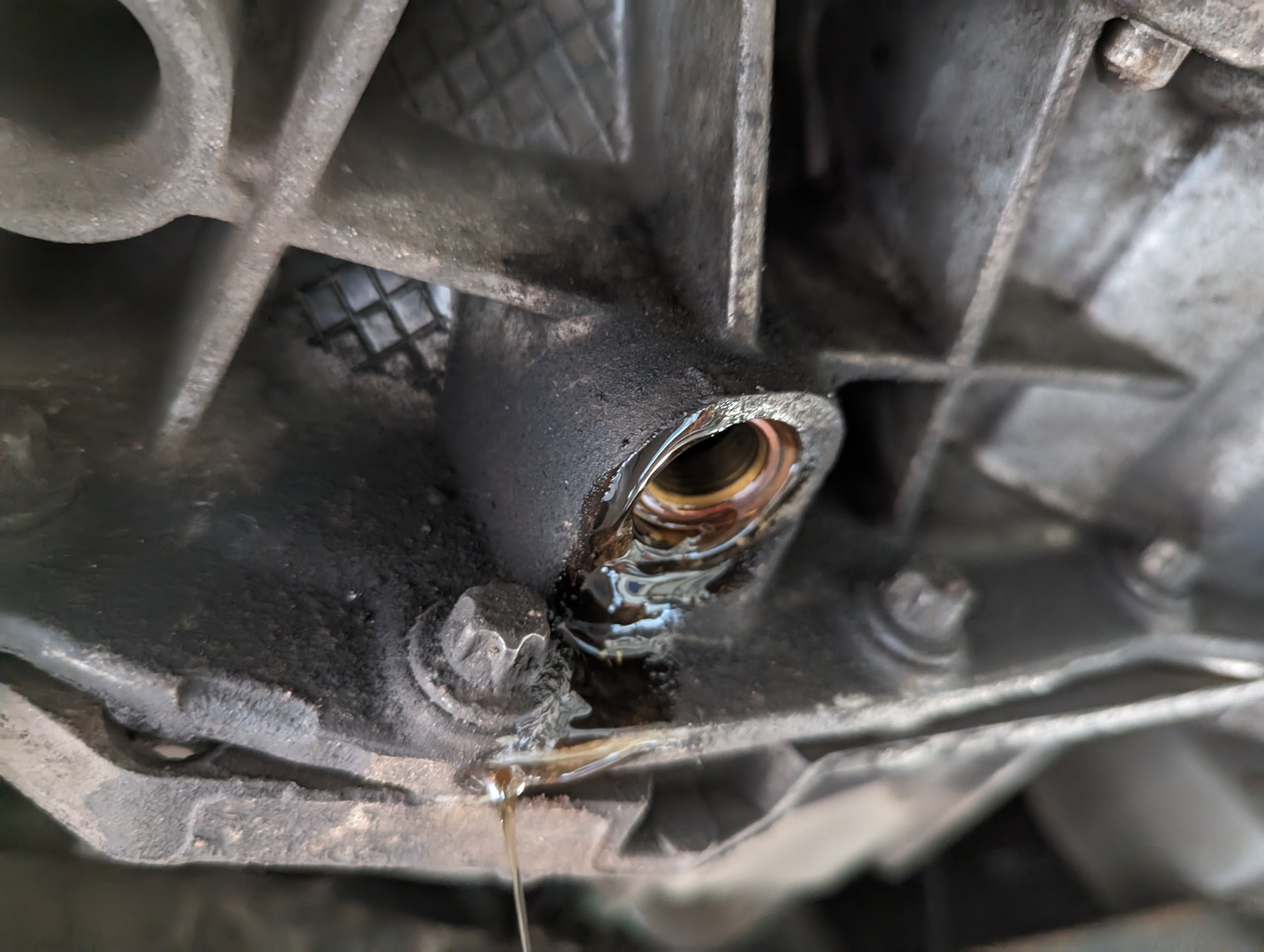 Заменил масло в коробке на 155тысячах. Двигатель не потеет — Lada Vesta ...