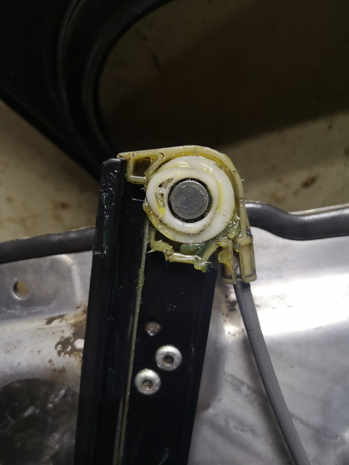 Порвался трос водительского стеклоподъемника — Audi A8 (D3), 3,7 л ...