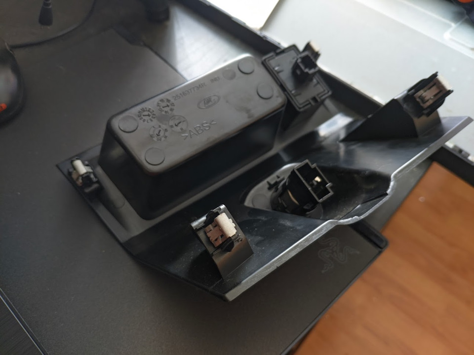 просто защёлки без фиксации, двухсторонние, не сломаешь вытягивая, СИЛЬНО ТЯНЕМ ровно так же, можно руками верхнюю часть вообще — Lada XRAY