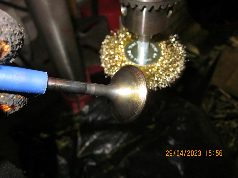 Очищенный выпускной клапан. На очистку одного клапана уходило по 10…15 минут — Lada Vesta SW (1G)