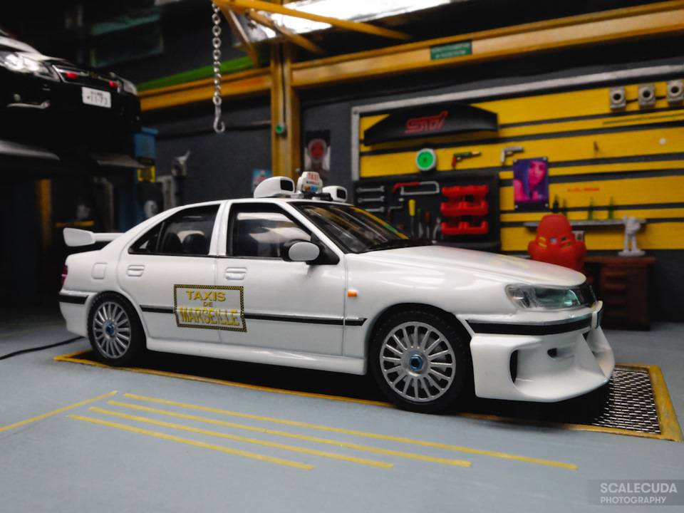 1/43 Peugeot 406 Taxi 3 в гараже (Aoshima) киногероини