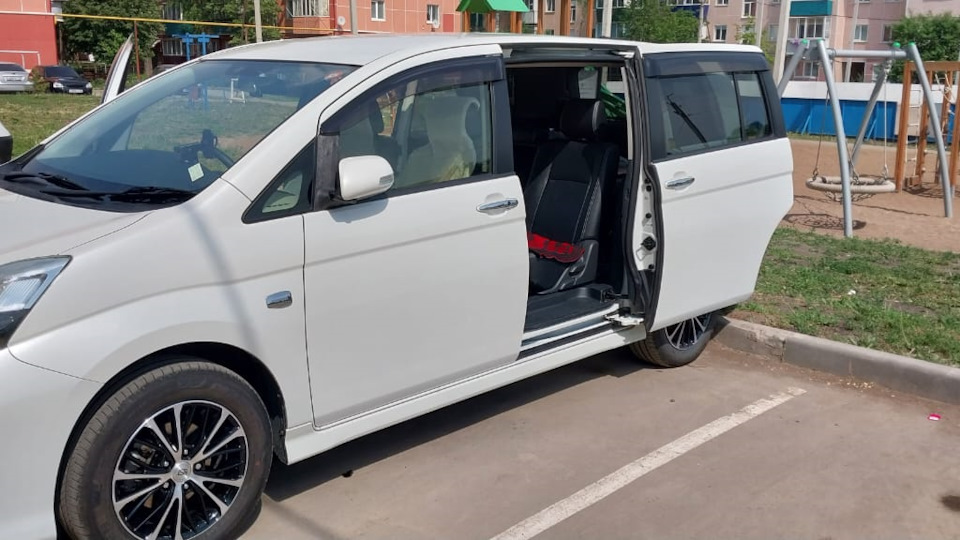 Toyota Isis 1.8 бензиновый 2013 | на DRIVE2