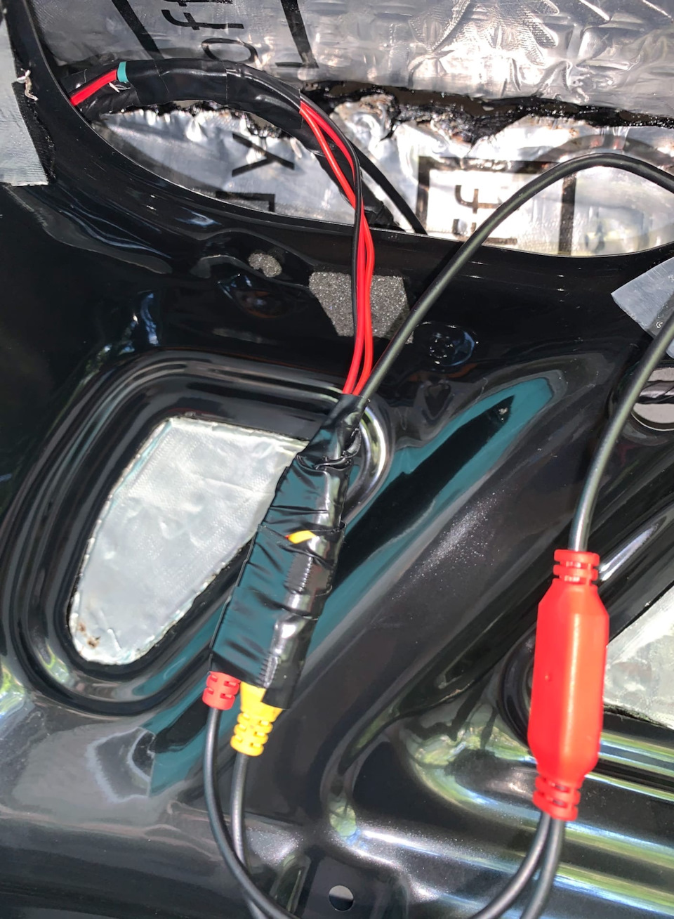 Укладка проводов в крышке багажника — Hyundai Solaris (1G)