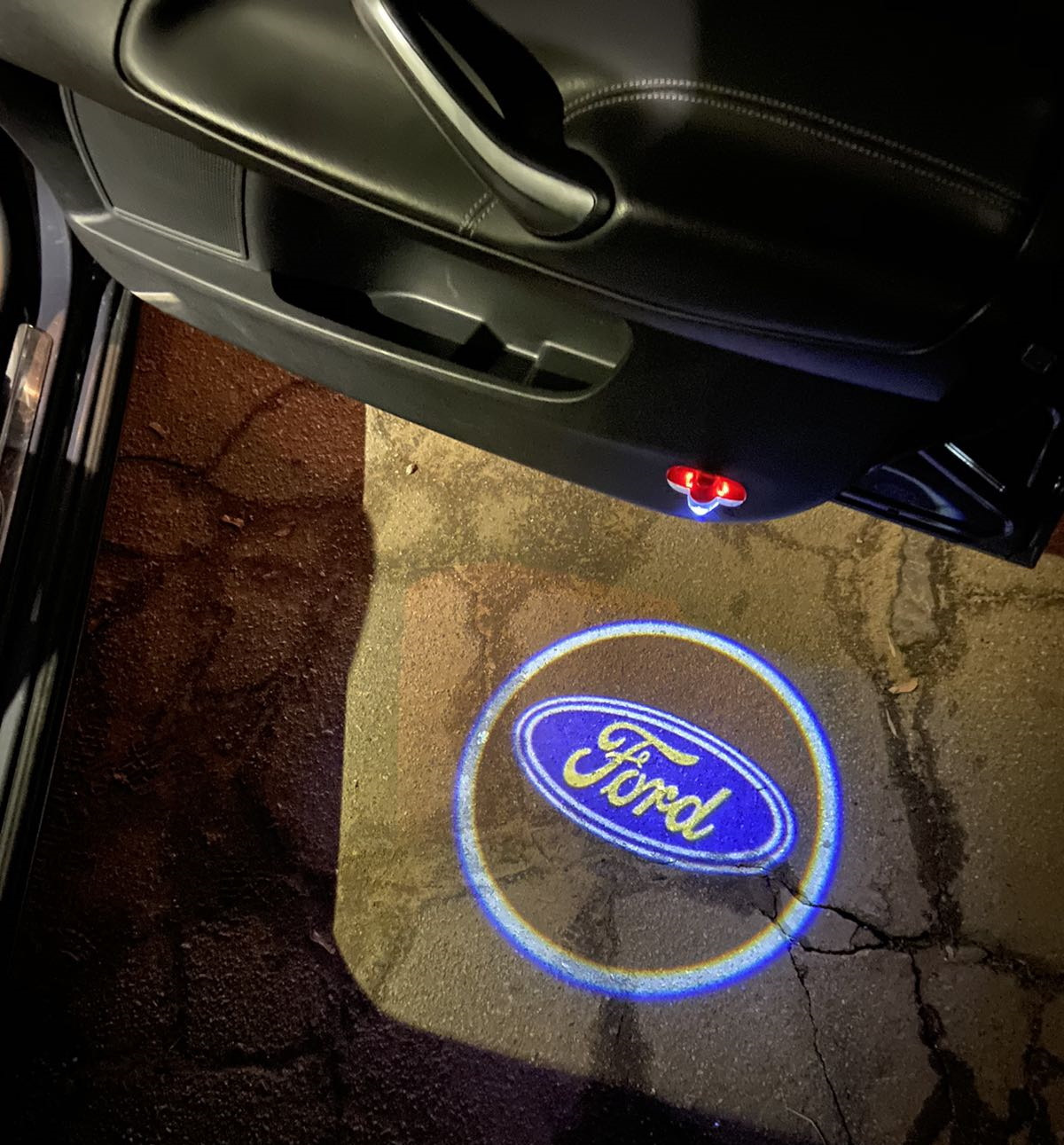 Подсветка с логотипом Ford Mondeo