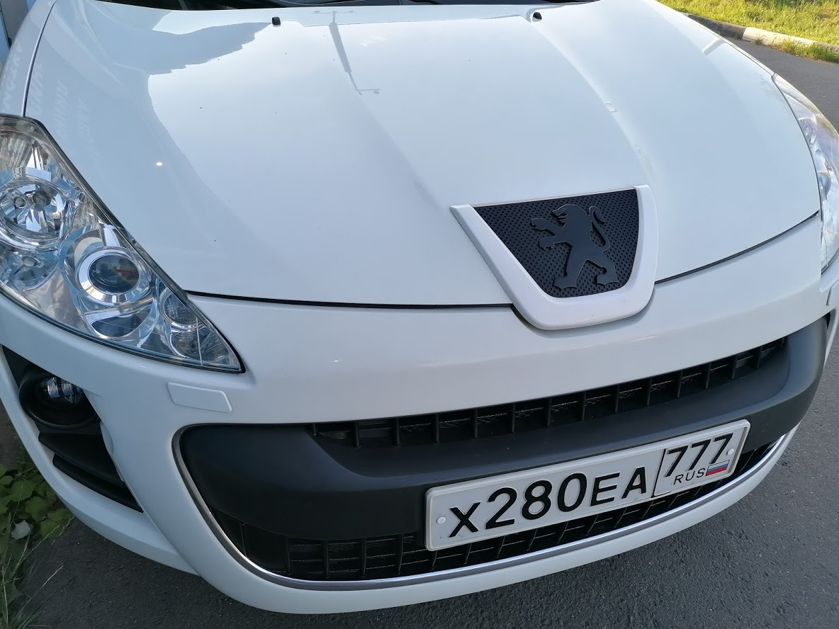 Значок Peugeot 4007