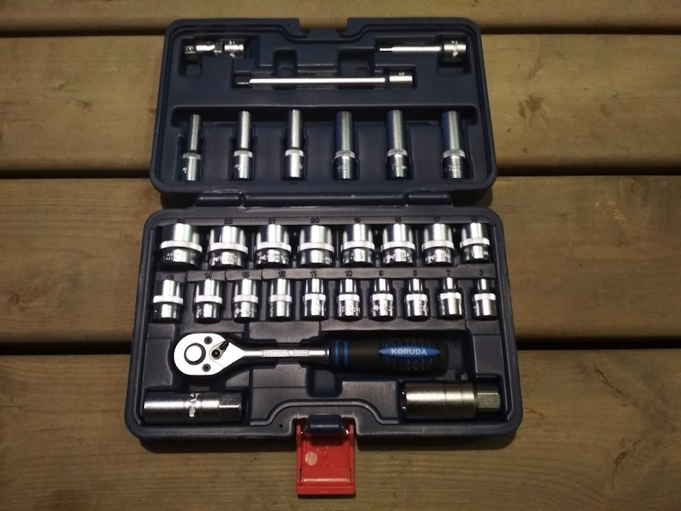 Компактность достигается плотным расположением инструмента и использованием обеих сторон — Suzuki Jimny (1G)