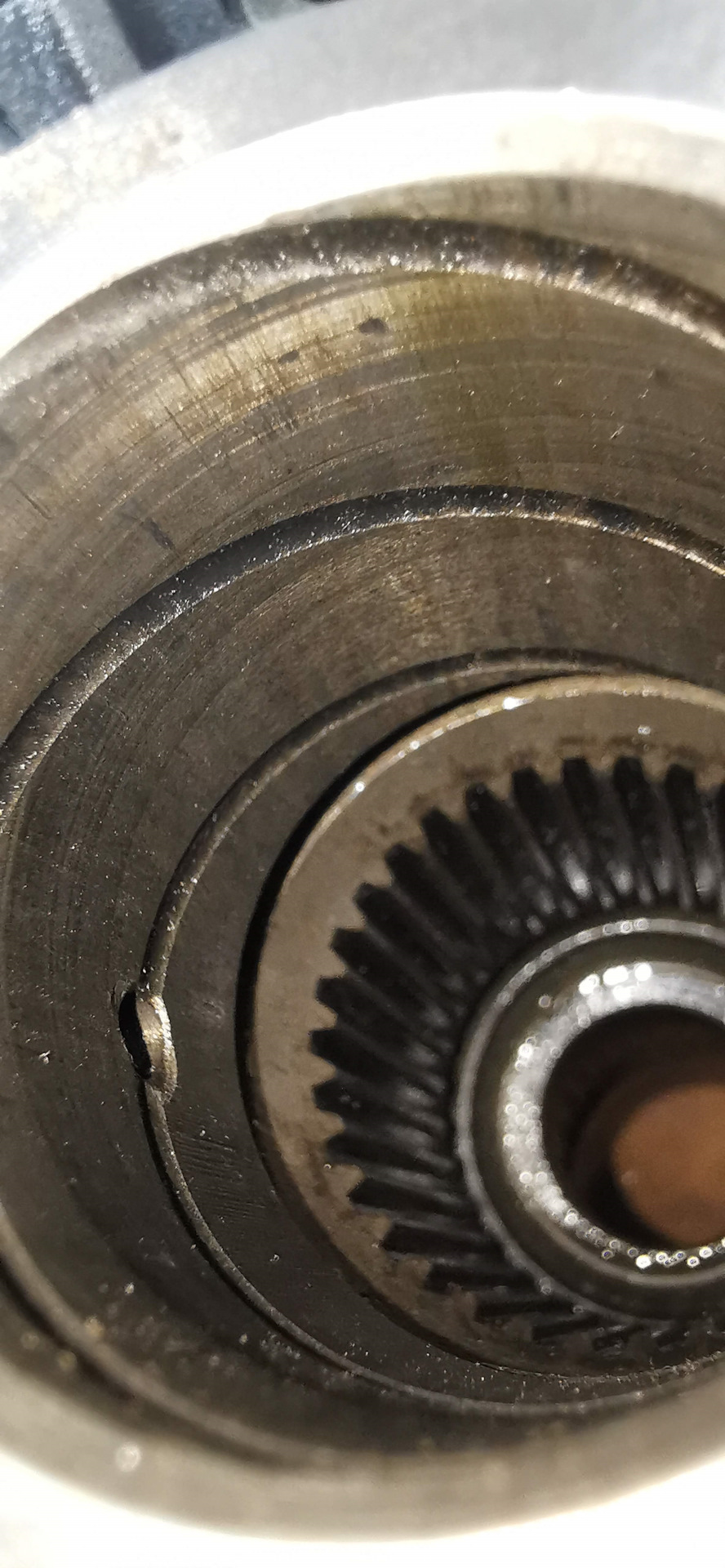 А вот так выглядит отверстия в родном диффе, обратите внимание на качество обработки и на масло-подводящие канавки! в НИРФИ их нет — KIA Mohave (HM)