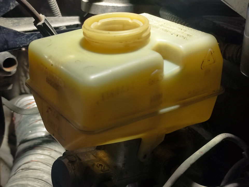 Чистка тормозного бачка. — Volvo 850, 2,5 л, 1997 года | своими руками ...