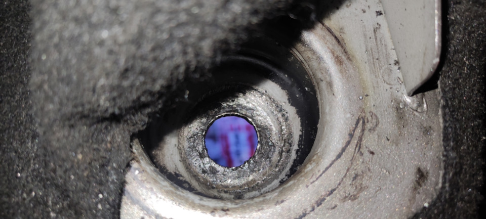 Шайба подушки, набила кантик в стакане. Вероятно из-за мягкости подушки. Старые подушки и новые толщиной не отличаются. Скорее всего поможет, шайбы ставить меньшего диаметра, либо подушки толще и жёстче стока. — Lada Гранта Лифтбек (2G)