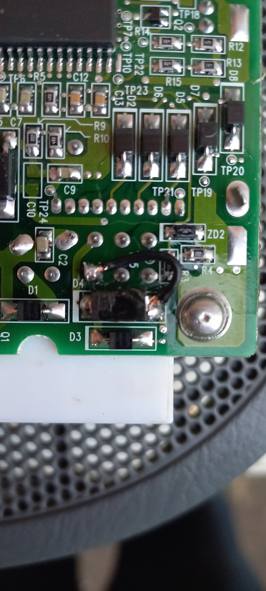 Вот таки образом припаял провод напрямую от контакта провода плафона к аноду диода D4 — Honda CR-V (RD1/RD2)