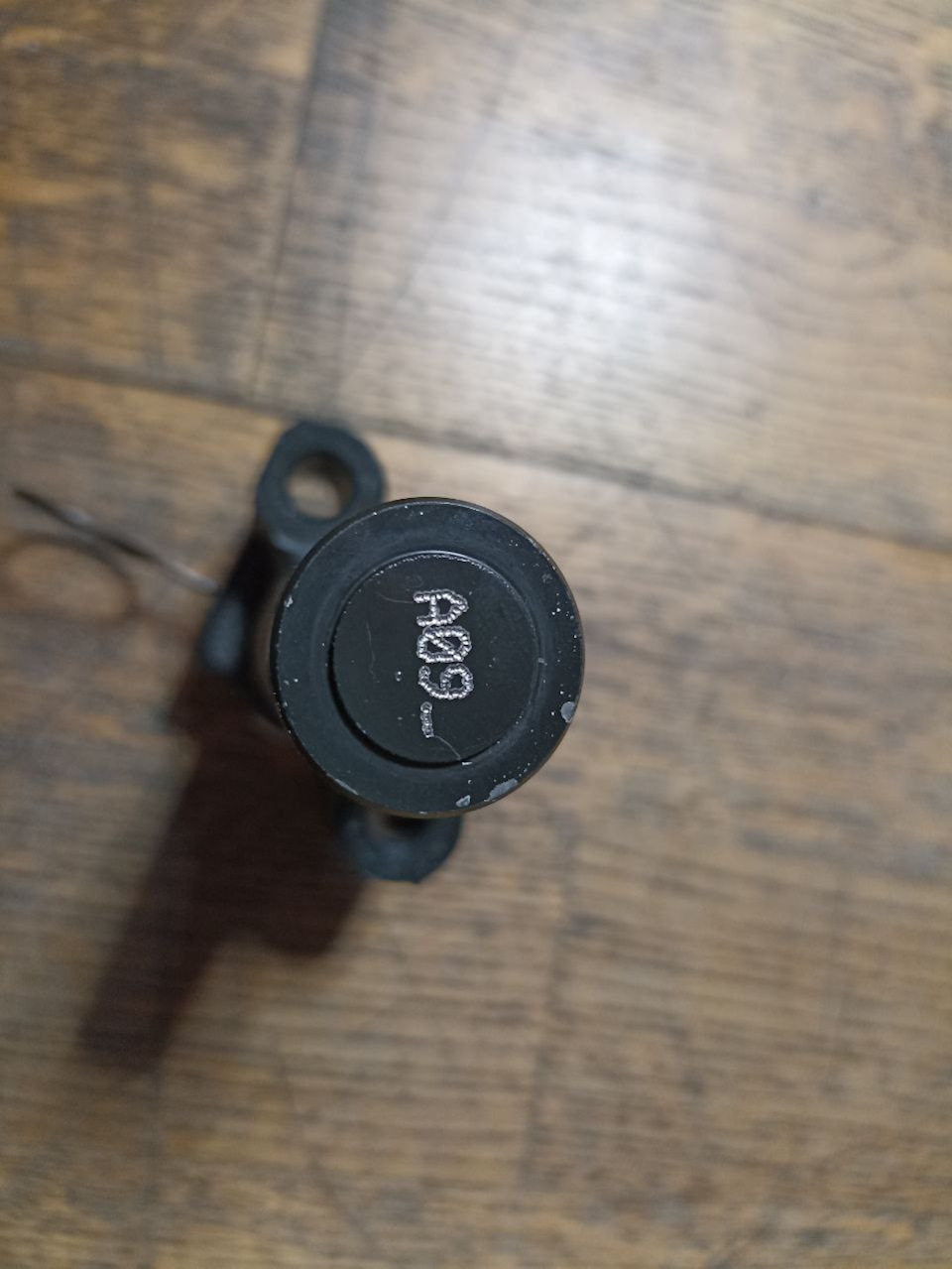 На торце есть сколы краски, гравировка выполнена на мой взгляд грубовато — Toyota 4Runner (2G)