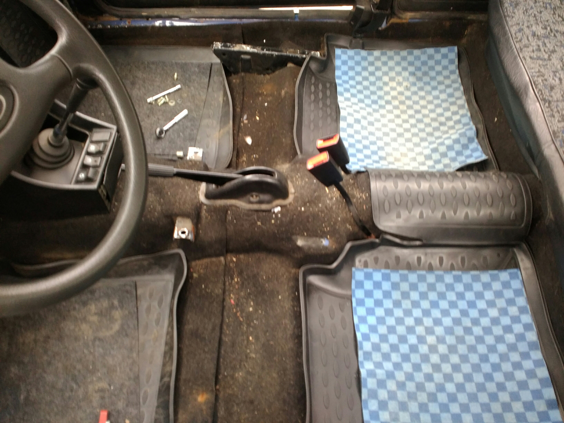 Замена напольного покрытия в автомобиле