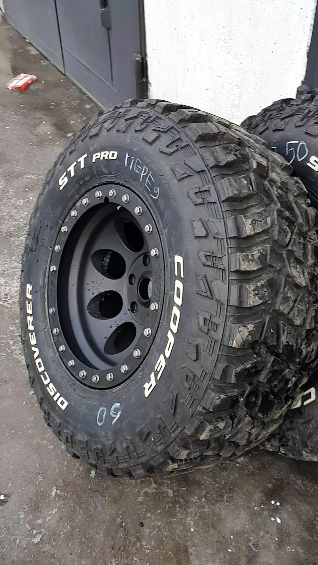 Диски томпсон. Диски Mickey Thompson. Mickey Thompson диски Паджеро спорт 1. Диски Mickey Thompson для Pajero Sport 2. Pajero 2 Mickey Thompson.