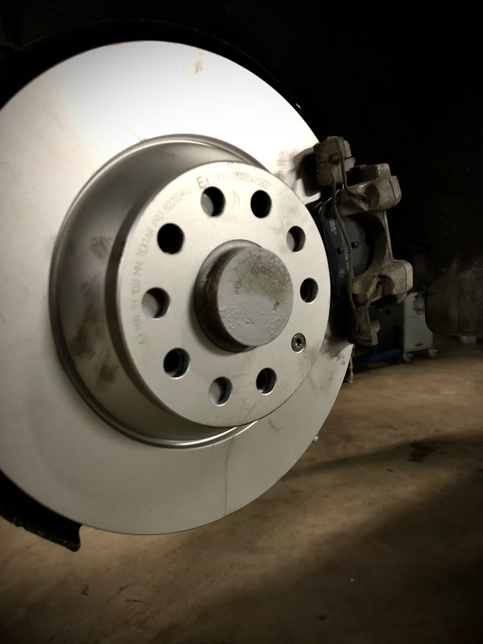 Замена задних тормозных дисков и колодок — Skoda Superb Mk3, 1,8 л ...