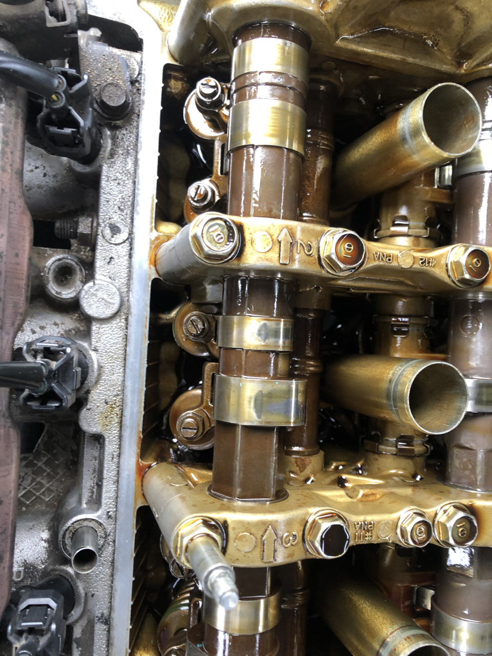 Клапанный механизм калина 1. Схема клапана двс. Ваз 2101 детали клапанного механизма. Двигатель внутреннего сгорания 1 цилиндровый. Схема расположения привода клапанов.