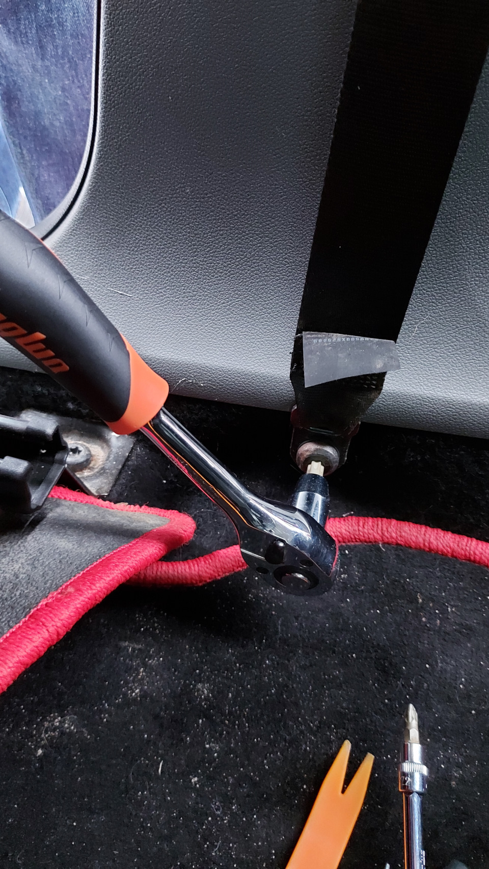 И откручиваем нижнее крепление ремня — Ford Focus Hatchback II