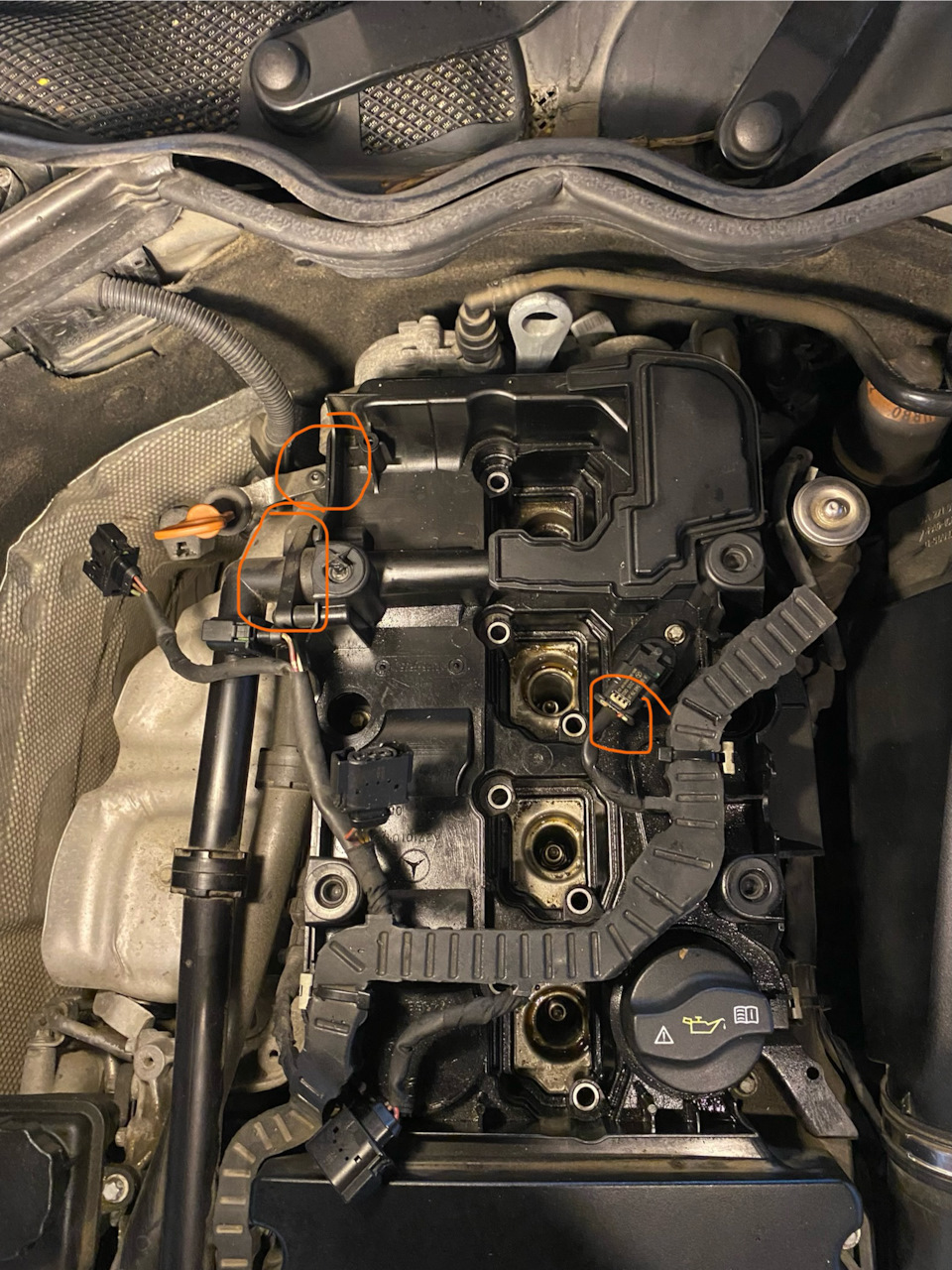 Масло в колодцах. Замена прокладки клапанной крышки и катушек зажигания ...