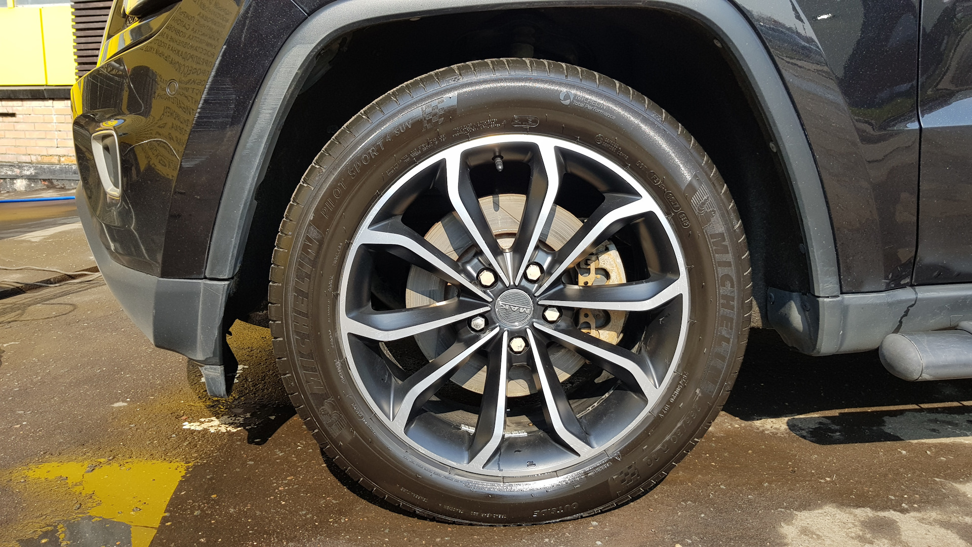 265 50. Jeep Grand Cherokee 265/50 r20. 265/50 R20. Onyx 265/50r20. Шины Michelin Pilot Sport 4 SUV на Гранд Чероки.