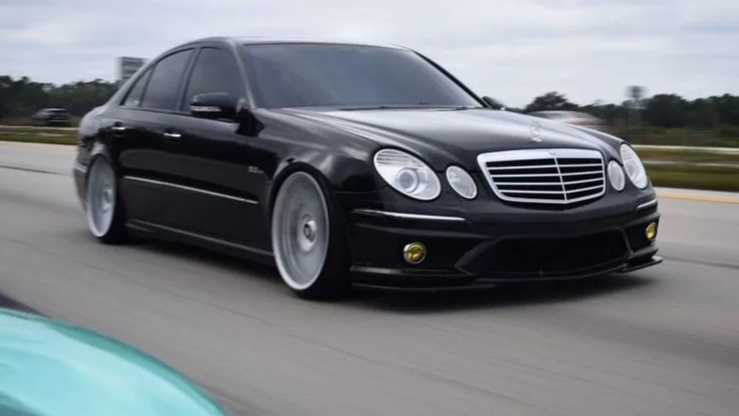 W211 amg. Мерседес w211 AMG. Мерседес Бенц w211 черный. Mercedes e63 AMG w211. Мерседес 211 АМГ.