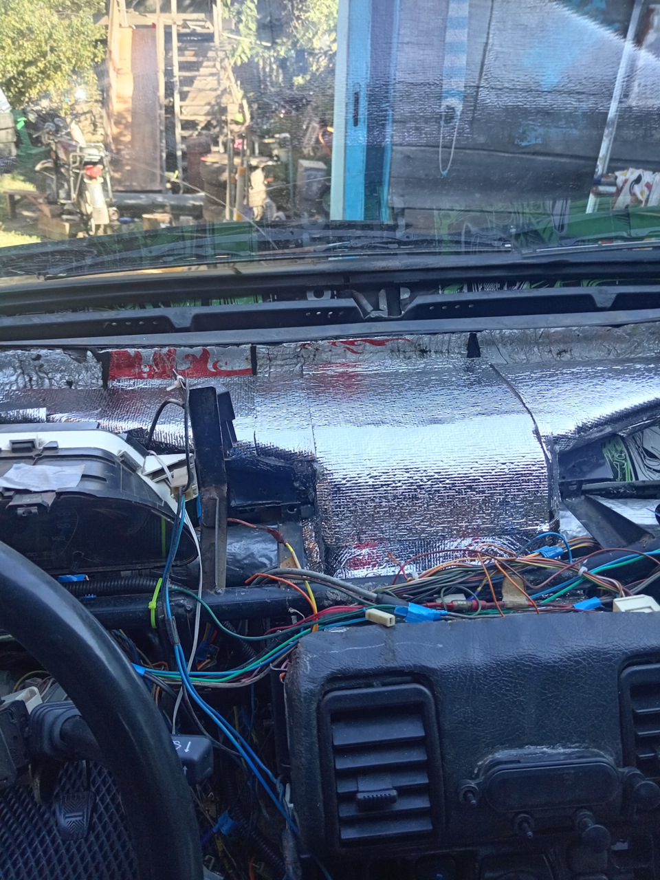 Помучиться пришлось с соплом на лобовое, но все таки я его прикрутил к родным планкам. Пришлось немного поиграть феном и пассатижами. — Lada 2120 Надежда