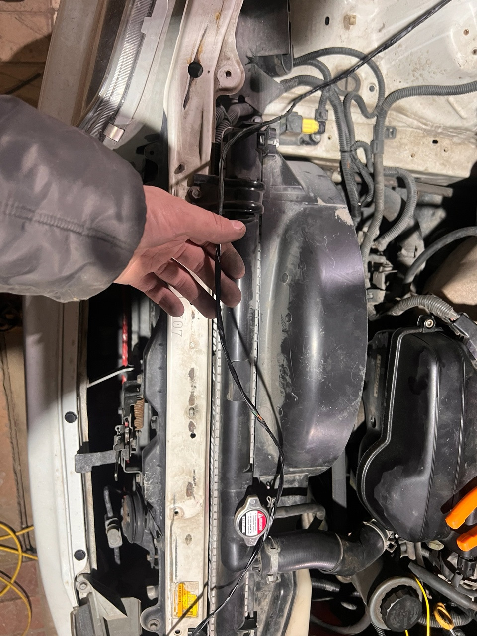 заизолировал это всё дело и разместил в гофре — Toyota Chaser (100)