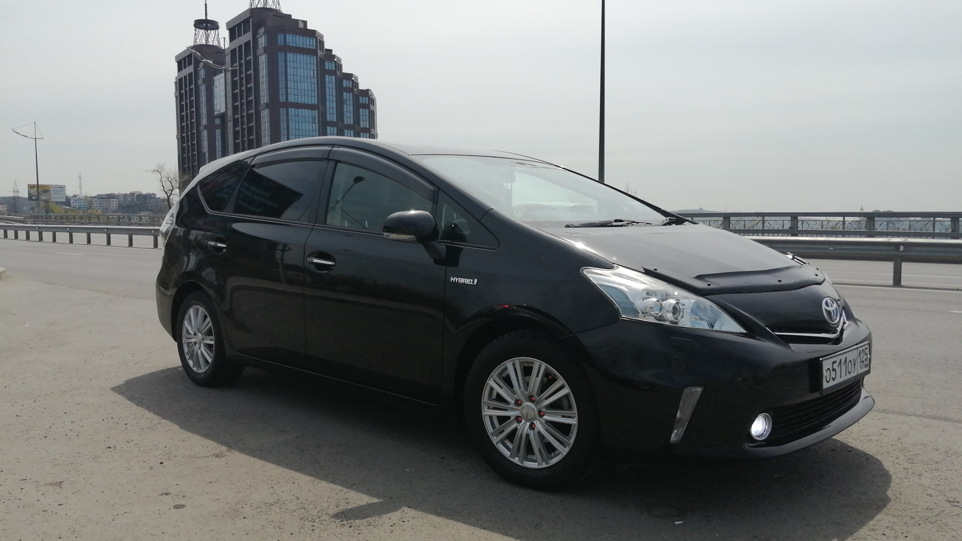Toyota Prius Alpha 1.8 гибридный 2014 | Чёрный бриллиант на DRIVE2