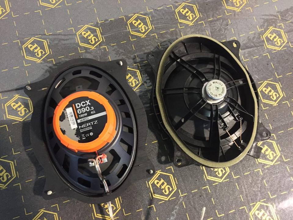 Установка активного сабвуфера Alpine SWE-815, колонок Hertz 710.3 ...