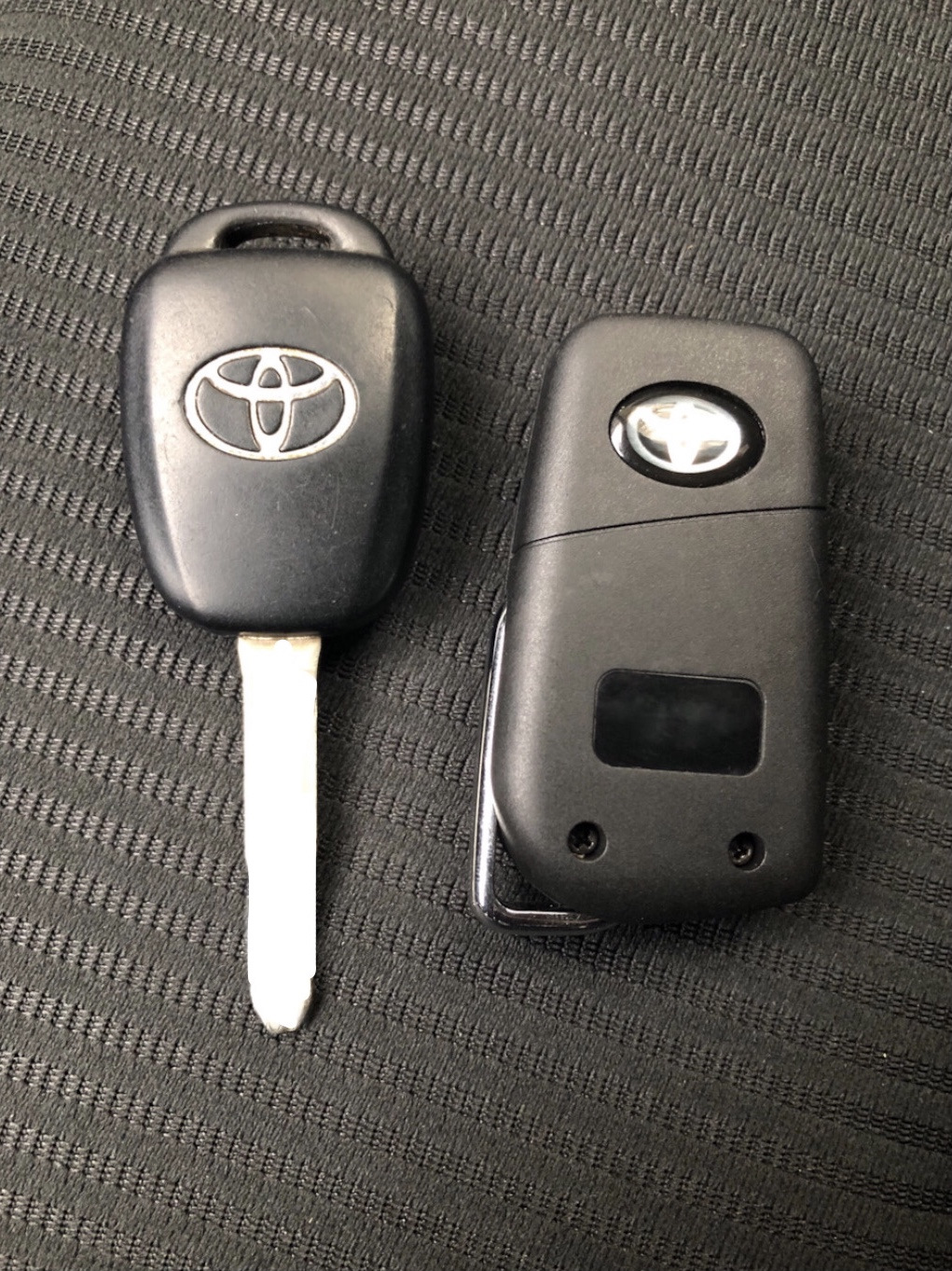 Ключ тойота рав. Ключ Тойота рав 4 2020. Toyota rav4 выкидной ключ. Выкидной ключ на Тойота рав 4 2015. Выкидной ключ для автомобиля Тойота рав 4.