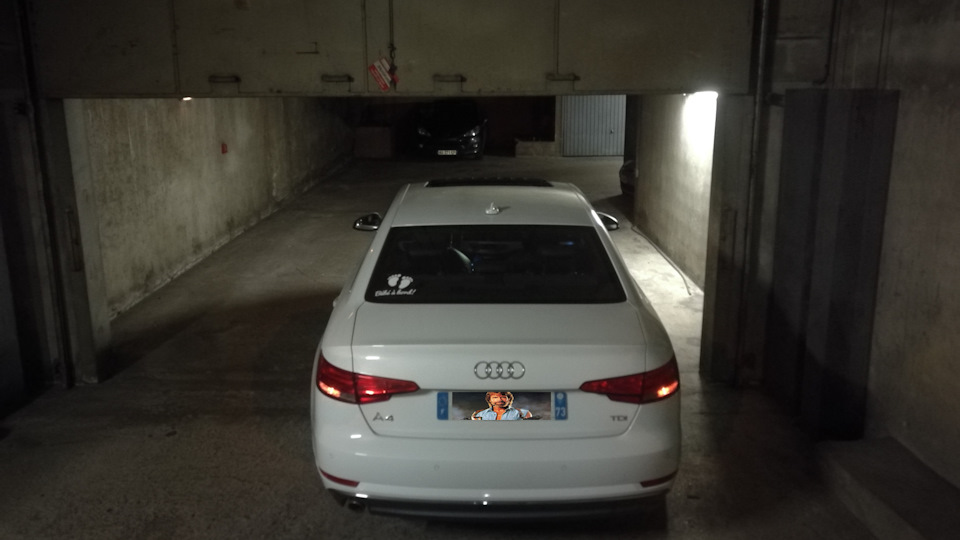 А вот тут были сомнения. Я считал так. Высота машины — 143см, бокса — 44см, поперечин – около 12см. В сумме 199см. Когда я становился туда, над головой было полтора-два кулака максимум. — Audi A4 (B9)