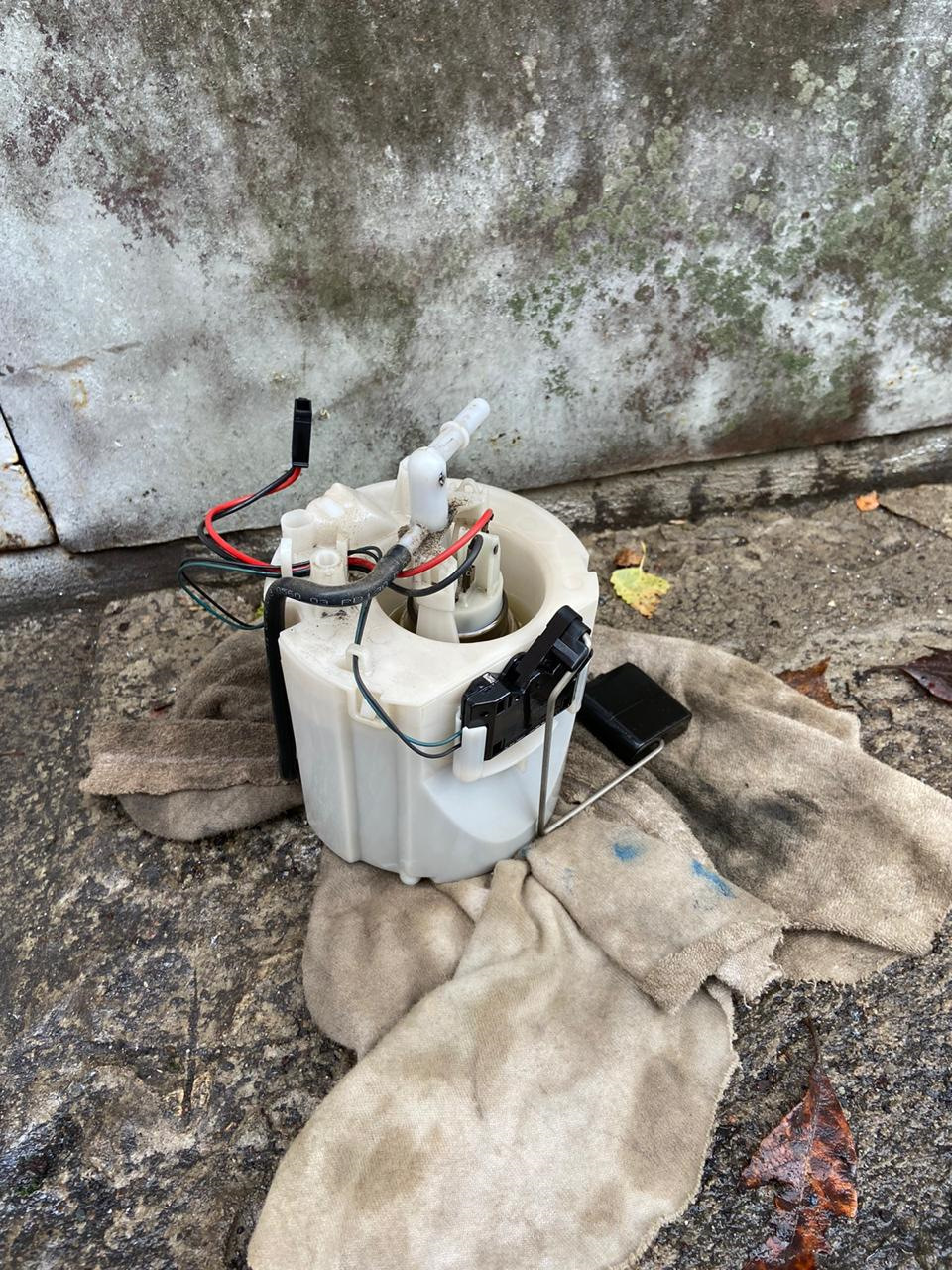 Замена фильтра грубой очистки в топливном насосе — Mercedes-Benz C ...